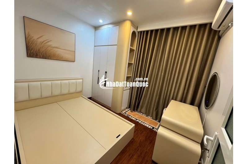 Bán nhà Bồ Đề, Long Biên. Diện tích 40m², xây 5 tầng, mặt tiền 3.5m, có 5 phòng ngủ, 7 vệ sinh, giá nhỉnh 10 tỷ.